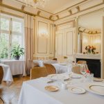 Intégrer des Masques Vénitiens dans une Décoration Éclectique